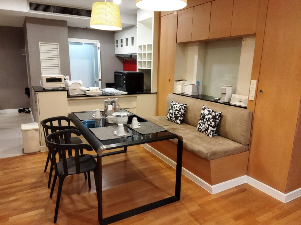 Condo for rent, Urbana Sathorn, 20th floor (corner unit), fully furnished, ready to move in. Don't miss out!