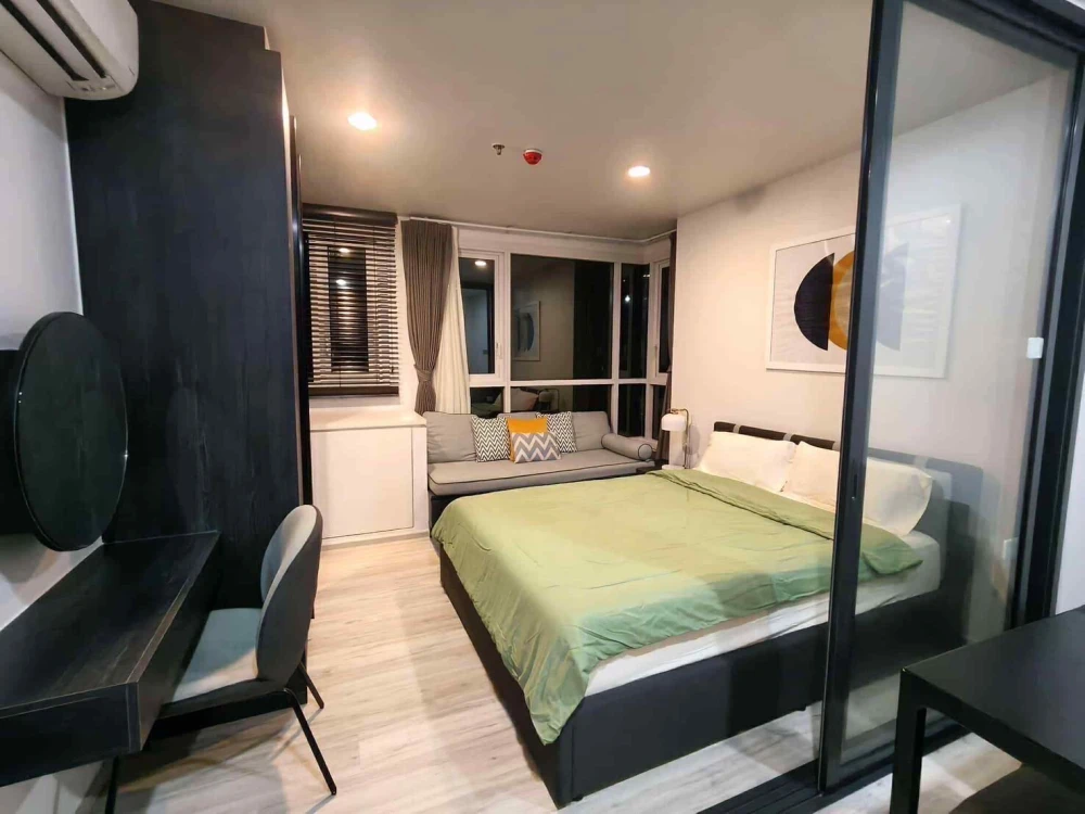 Condo for rent, XT Huai Khwang. Great location, easy access to transportation. Book now!!