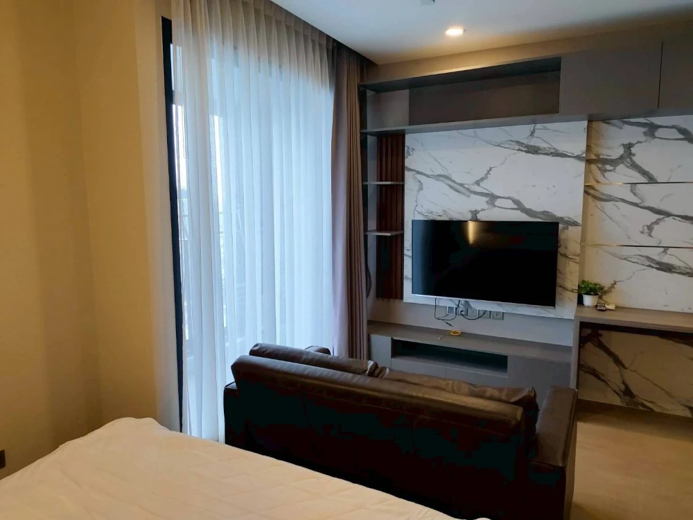 For rent!! Ashton Chula-Silom Condo, 33rd floor, beautiful room, great location, fully furnished, ready to move in! Don't miss out!!