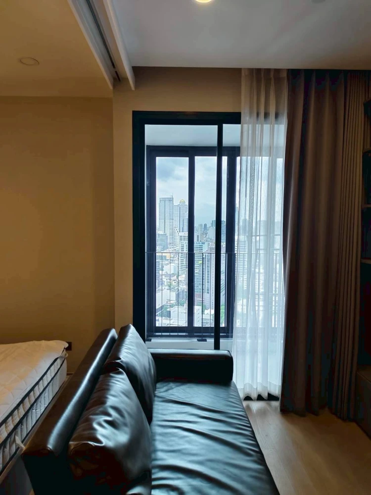 For rent!! Ashton Chula-Silom Condo, 33rd floor, beautiful room, great location, fully furnished, ready to move in! Don't miss out!!