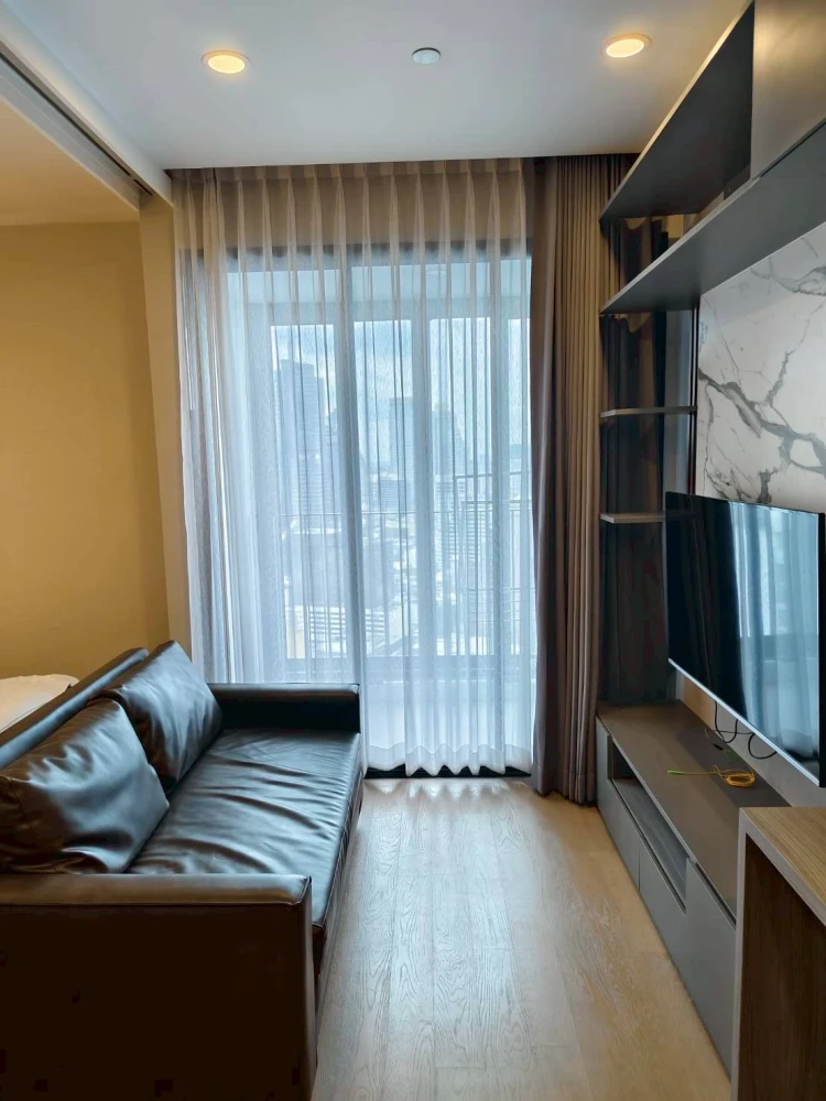 For rent!! Ashton Chula-Silom Condo, 33rd floor, beautiful room, great location, fully furnished, ready to move in! Don't miss out!!