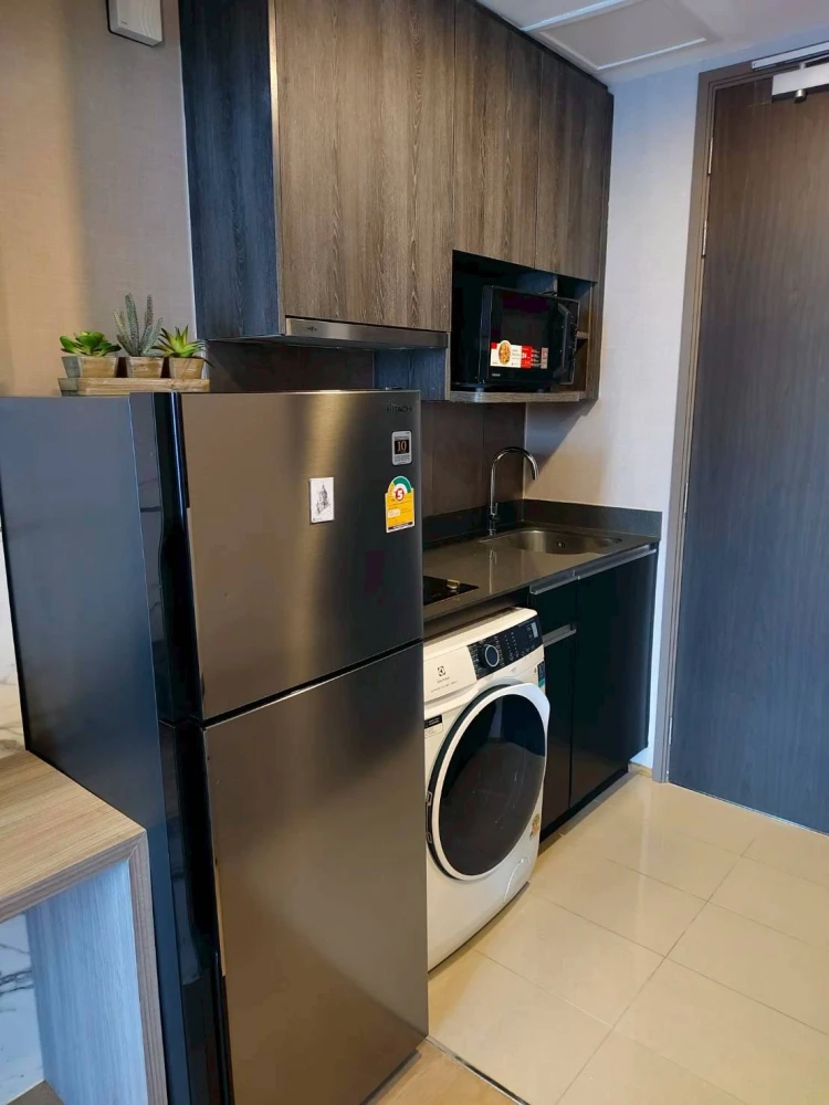 For rent!! Ashton Chula-Silom Condo, 33rd floor, beautiful room, great location, fully furnished, ready to move in! Don't miss out!!