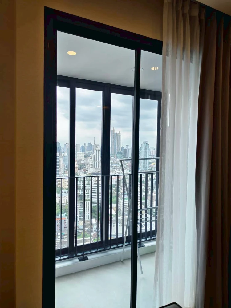 For rent!! Ashton Chula-Silom Condo, 33rd floor, beautiful room, great location, fully furnished, ready to move in! Don't miss out!!