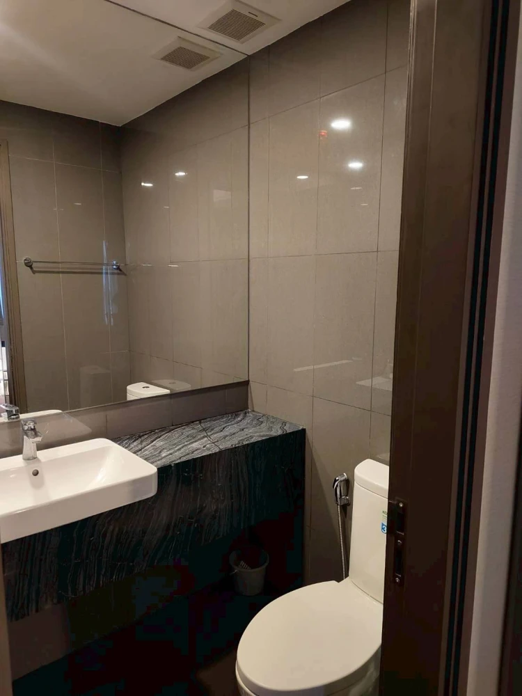 For rent!! Ashton Chula-Silom Condo, 33rd floor, beautiful room, great location, fully furnished, ready to move in! Don't miss out!!