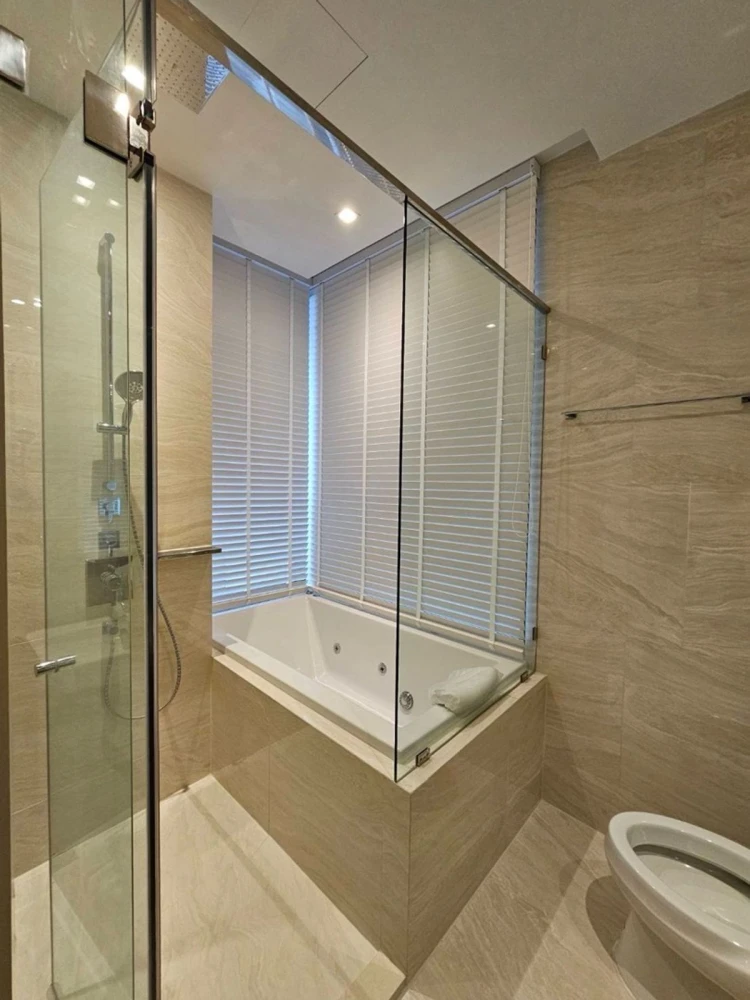 For rent!! Ashton Silom Condo, 37th floor, beautiful room, city view, convenient transportation, great price, reserve now!!