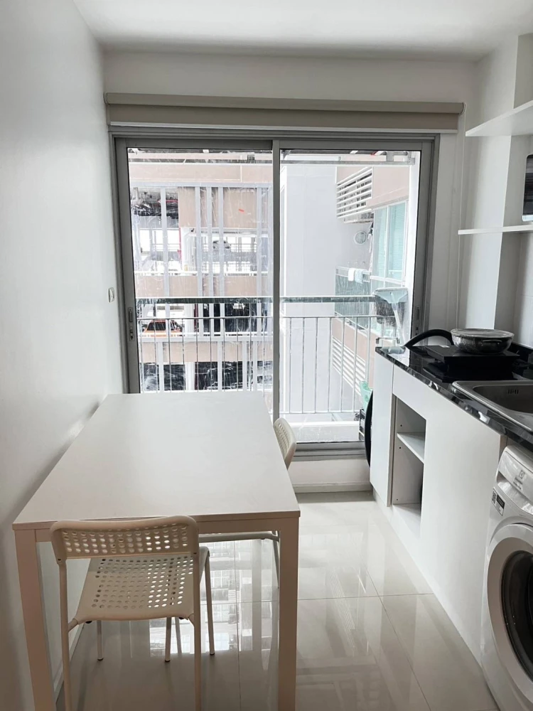 For rent!! Aspire Rama 9 Condo, 5th floor, beautiful room, fully furnished, complete with amenities. Don't miss out!!