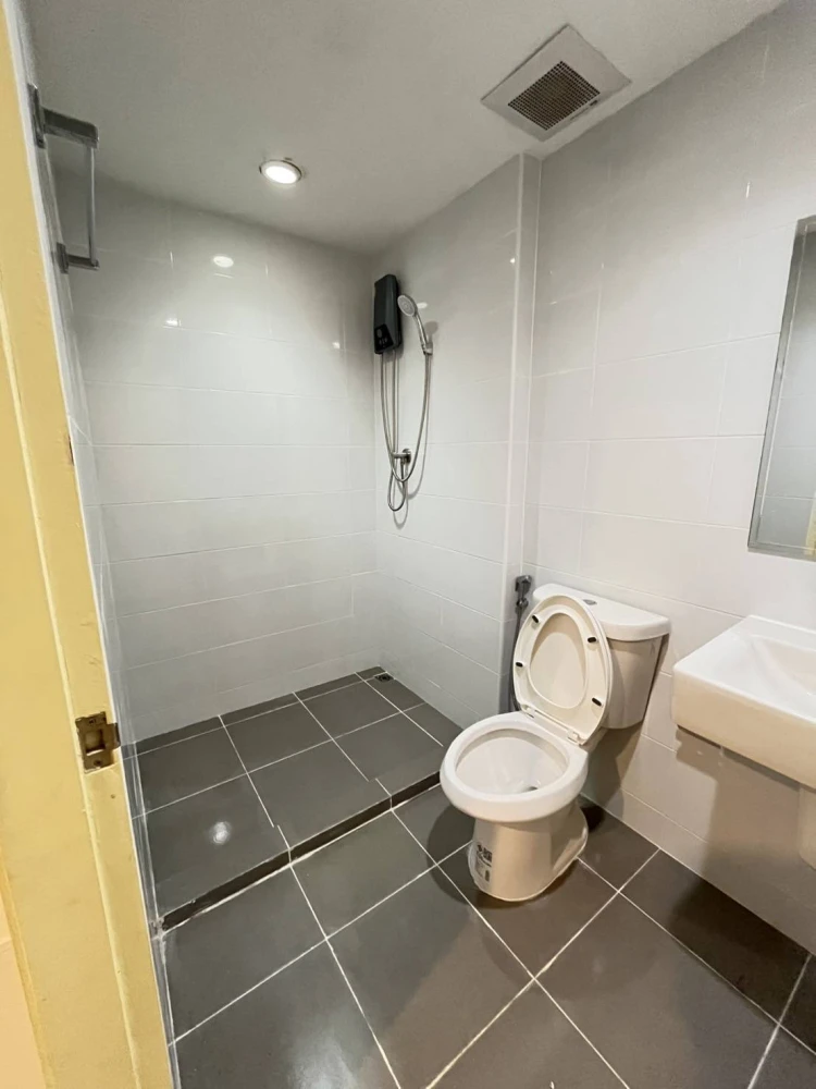 For rent!! Aspire Rama 9 Condo, 5th floor, beautiful room, fully furnished, complete with amenities. Don't miss out!!