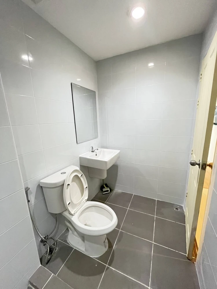 For rent!! Aspire Rama 9 Condo, 5th floor, beautiful room, fully furnished, complete with amenities. Don't miss out!!
