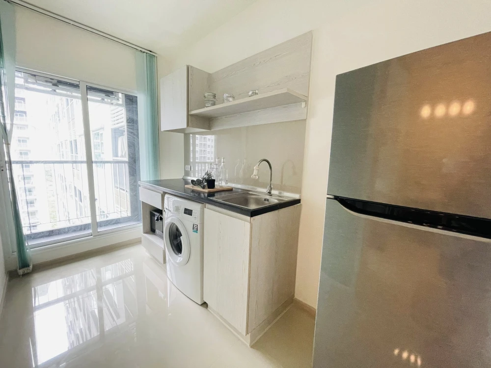 For rent, Aspire Erawan Condo, 20th floor, pool view, next to BTS Erawan like this, must book.