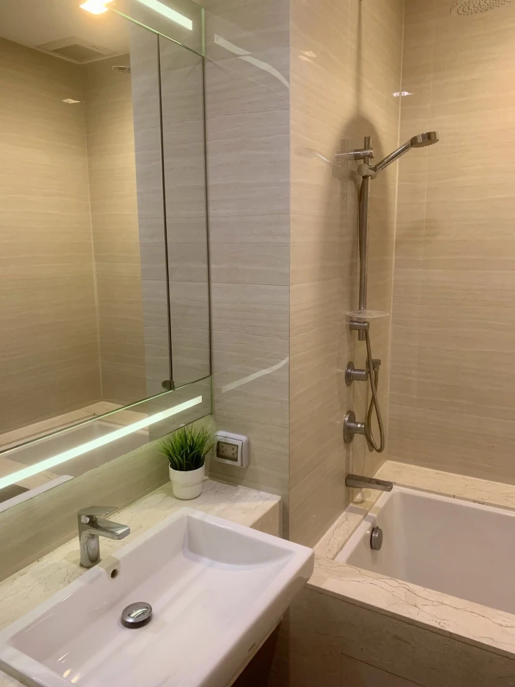 Condo for rent, Noble Bee Sukhumvit 33, nice room, spacious size, comes at a great price, book now.