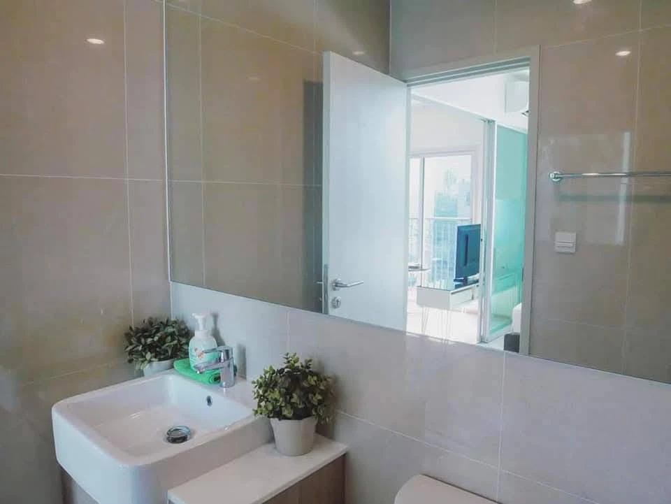For rent!! Condo Noble Revolve Ratchada 2, room number 42/444, fully furnished, ready to move in, don't miss this price!!