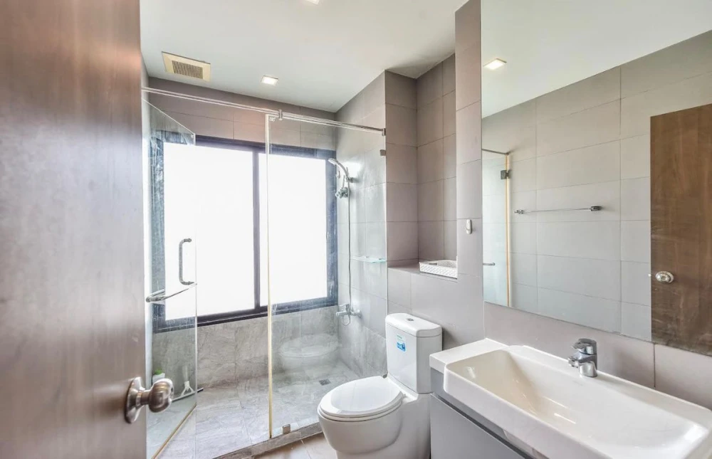 For rent!! Condo Noble Revent, 20th floor, very beautiful room, fully furnished, just bring your bags and move in. Don't miss it!!