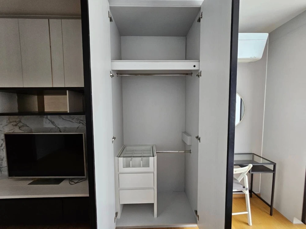 For rent!! Condo Noble Revo Silom, 9th floor, luxury condo, prime location, convenient transportation, hurry up and book now!!