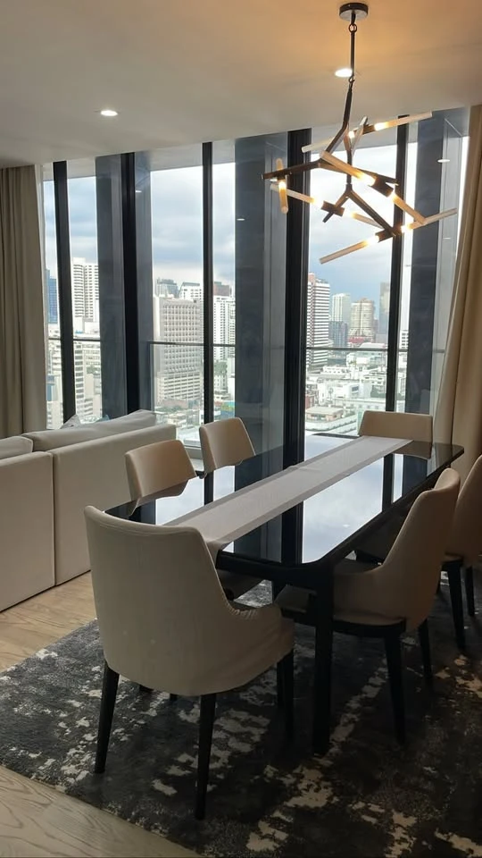 For rent Large and spacious condo at Noble Ploenchit, connected to Ploenchit BTS station, ready to move in