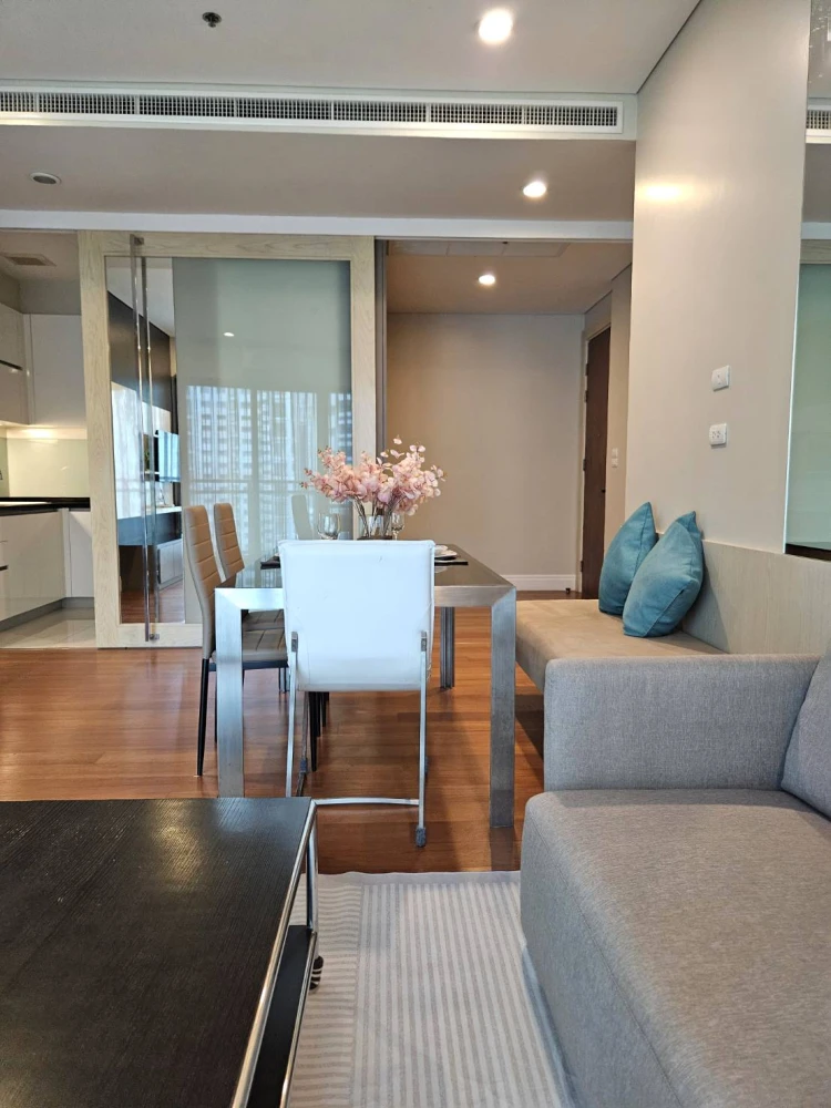 Condo for rent, Bright Sukhumvit 24, near Emporium Department Store, good location, in the heart of the city, don't miss it!!