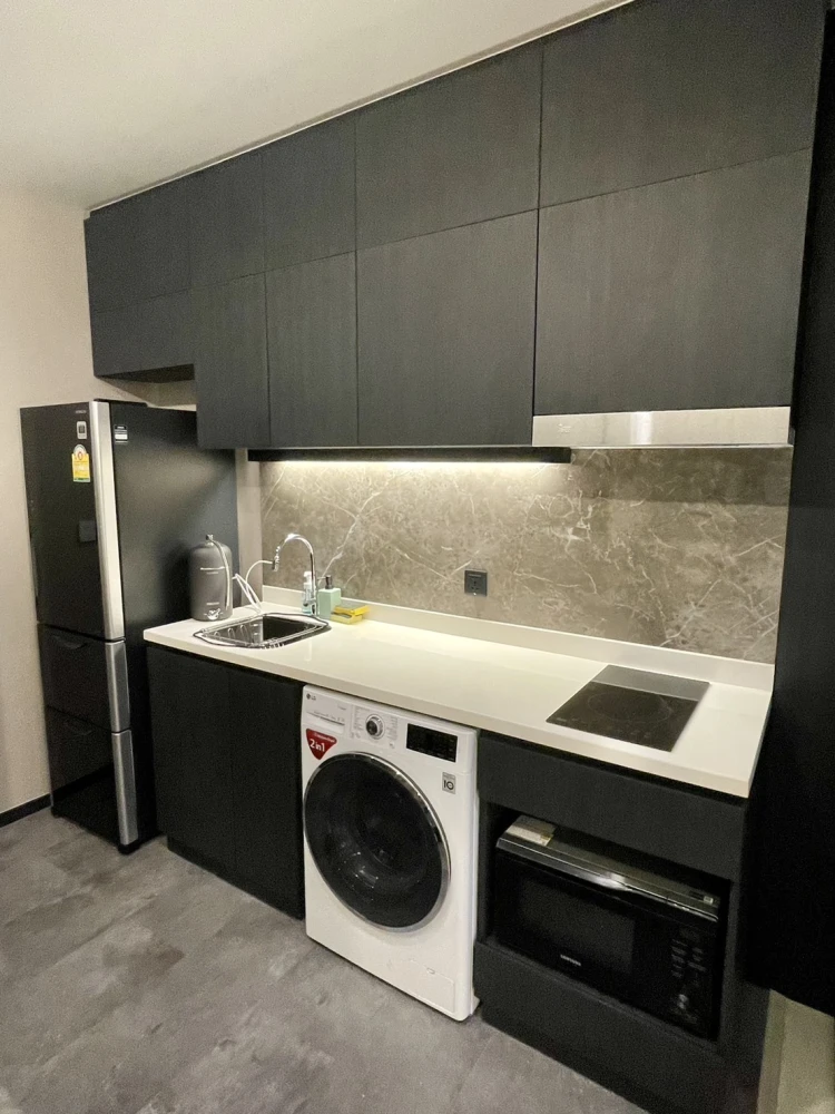 For rent!! Condo Life One Wireless, 35th floor, corner room, luxury condo, good location, convenient transportation, ready to move in, don't miss it!!