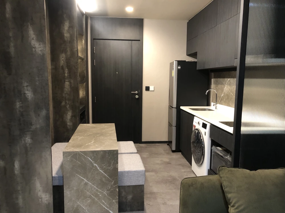 For rent!! Condo Life One Wireless, 35th floor, corner room, luxury condo, good location, convenient transportation, ready to move in, don't miss it!!