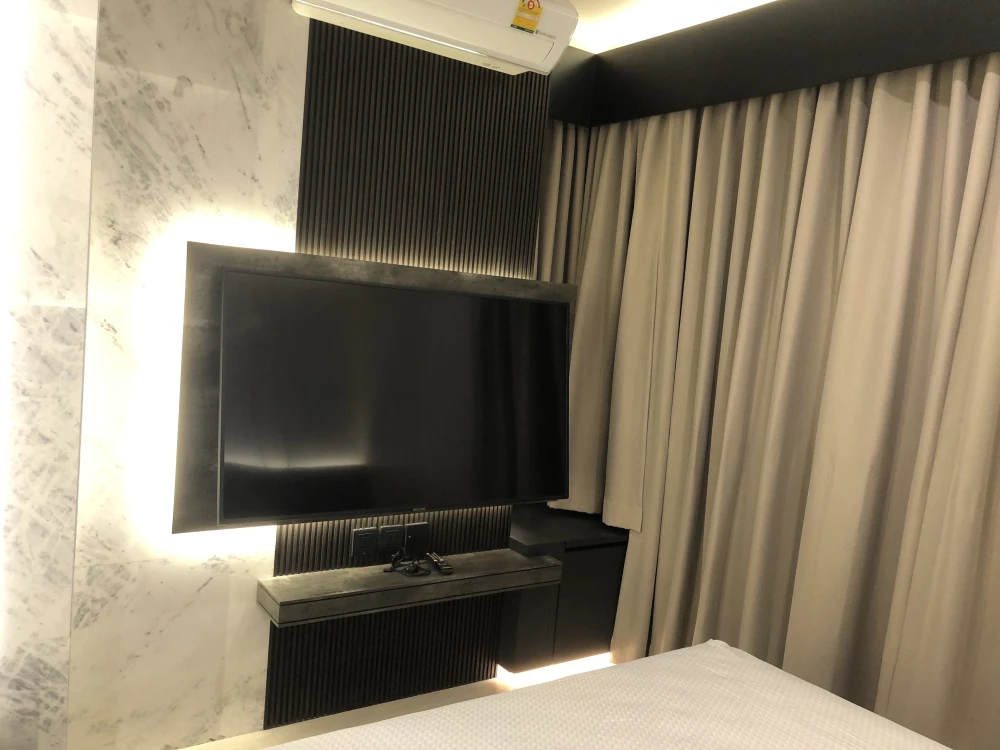 For rent!! Condo Life One Wireless, 35th floor, corner room, luxury condo, good location, convenient transportation, ready to move in, don't miss it!!