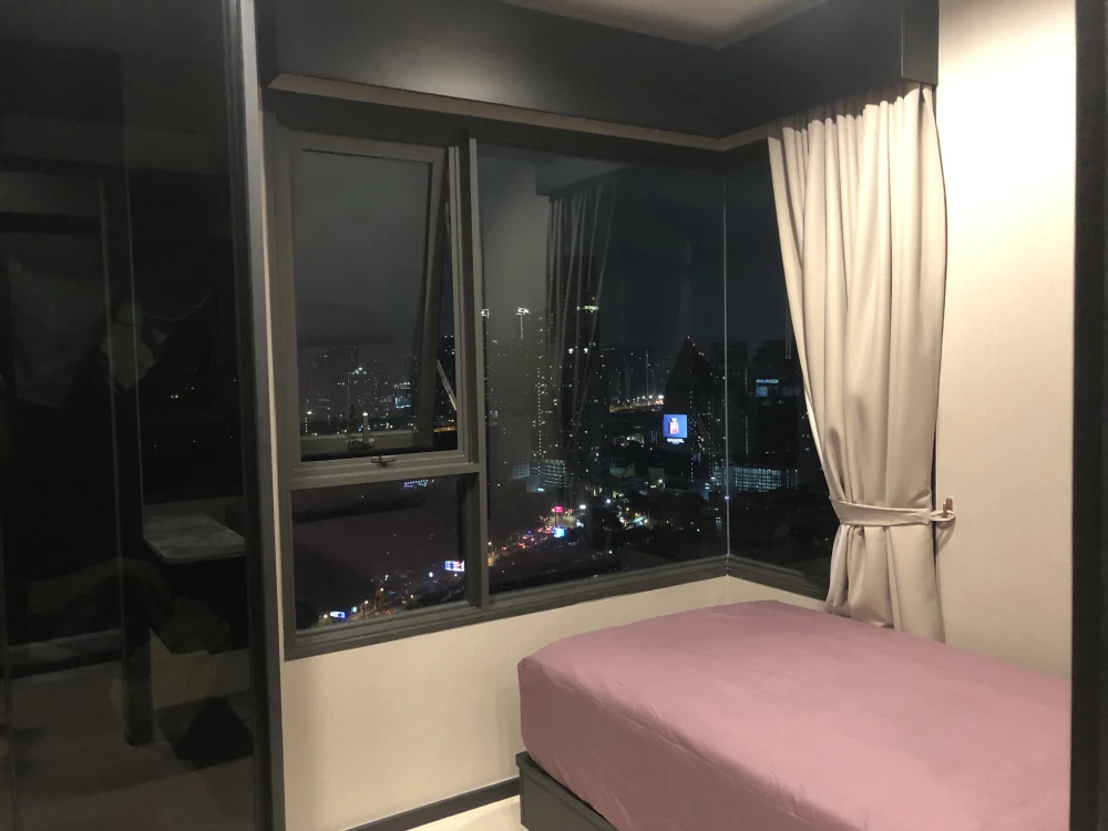 For rent!! Condo Life One Wireless, 35th floor, corner room, luxury condo, good location, convenient transportation, ready to move in, don't miss it!!