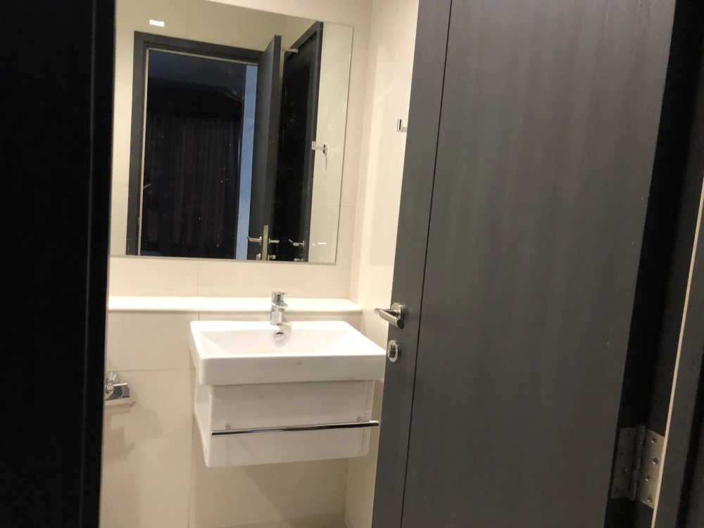 For rent!! Condo Life One Wireless, 35th floor, corner room, luxury condo, good location, convenient transportation, ready to move in, don't miss it!!
