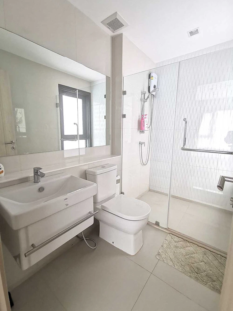 Condo for rent, Life One Wireless, clean, ready to move in.