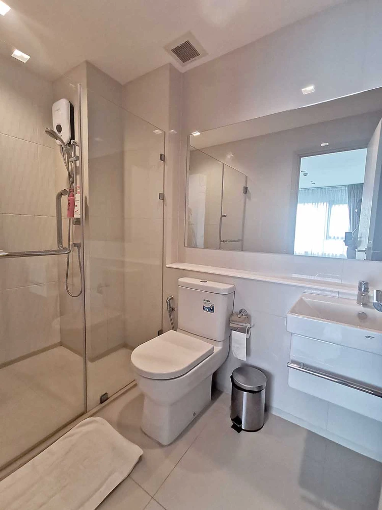 Condo for rent, Life One Wireless, clean, ready to move in.