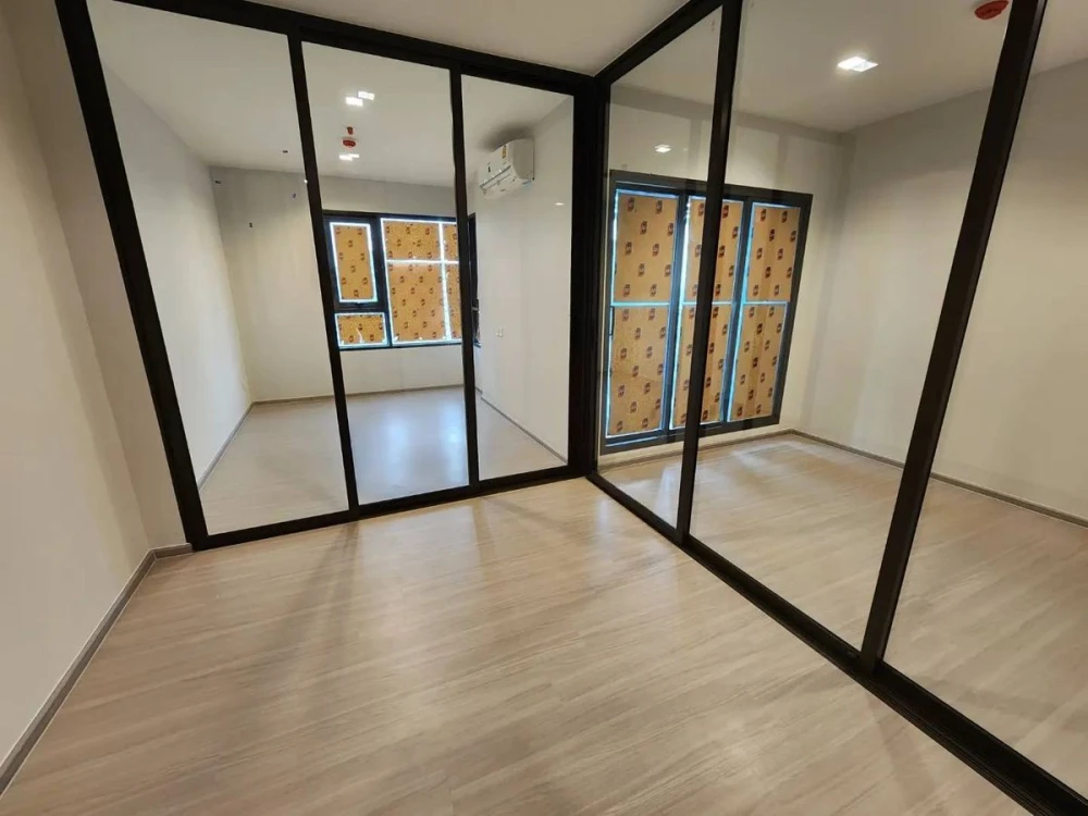 For rent!! Condo Life Sathorn - Sierra Condo near the BTS, convenient to travel into the city, complete lifestyle, hurry up and book now!!