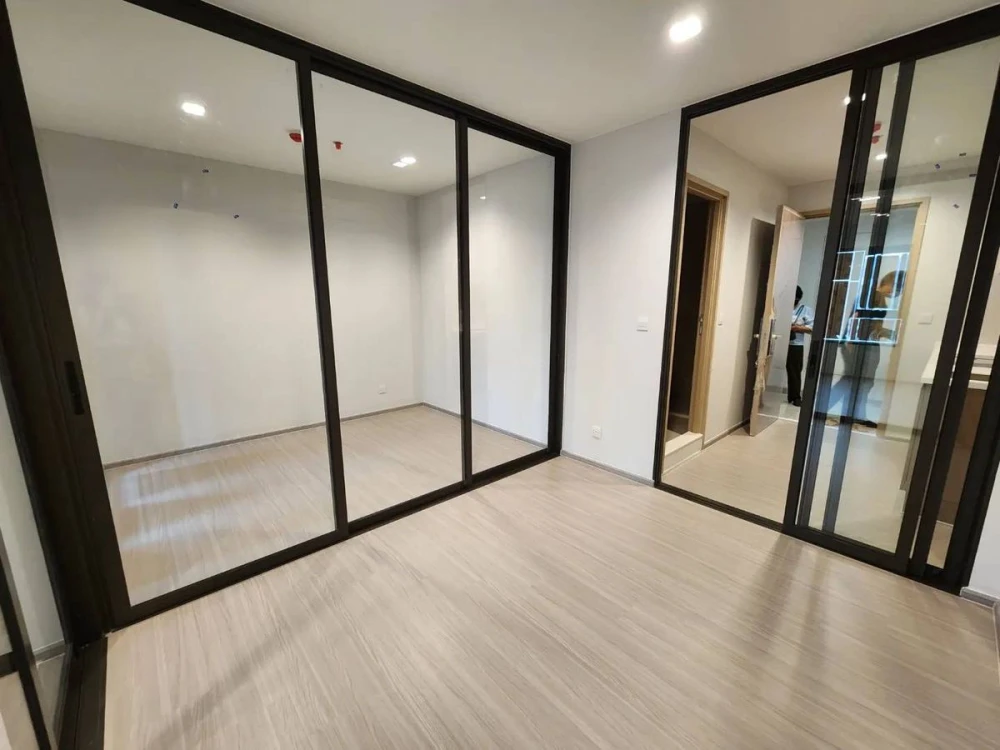 For rent!! Condo Life Sathorn - Sierra Condo near the BTS, convenient to travel into the city, complete lifestyle, hurry up and book now!!