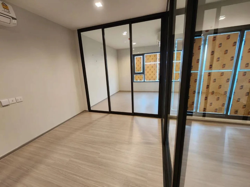 For rent!! Condo Life Sathorn - Sierra Condo near the BTS, convenient to travel into the city, complete lifestyle, hurry up and book now!!