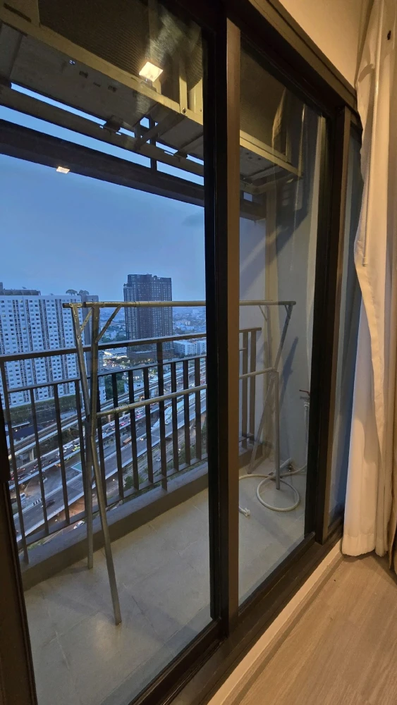 For rent!! Condo Life Sathorn - Sierra Condo near the BTS, convenient to travel into the city, complete lifestyle, hurry up and book now!!