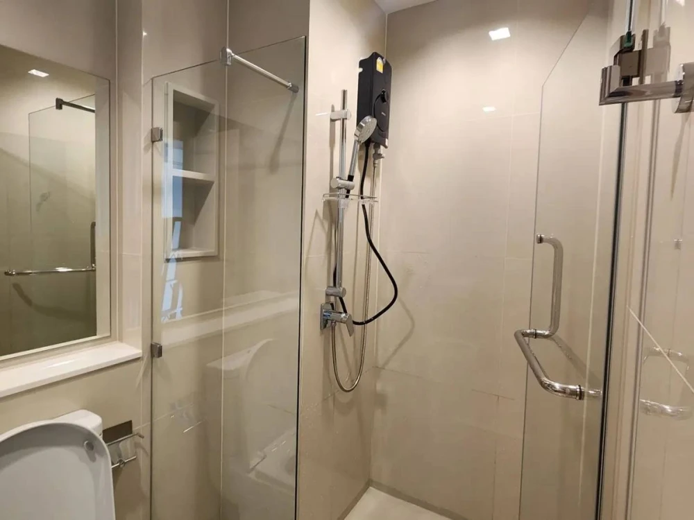 For rent!! Condo Life Sathorn - Sierra Condo near the BTS, convenient to travel into the city, complete lifestyle, hurry up and book now!!