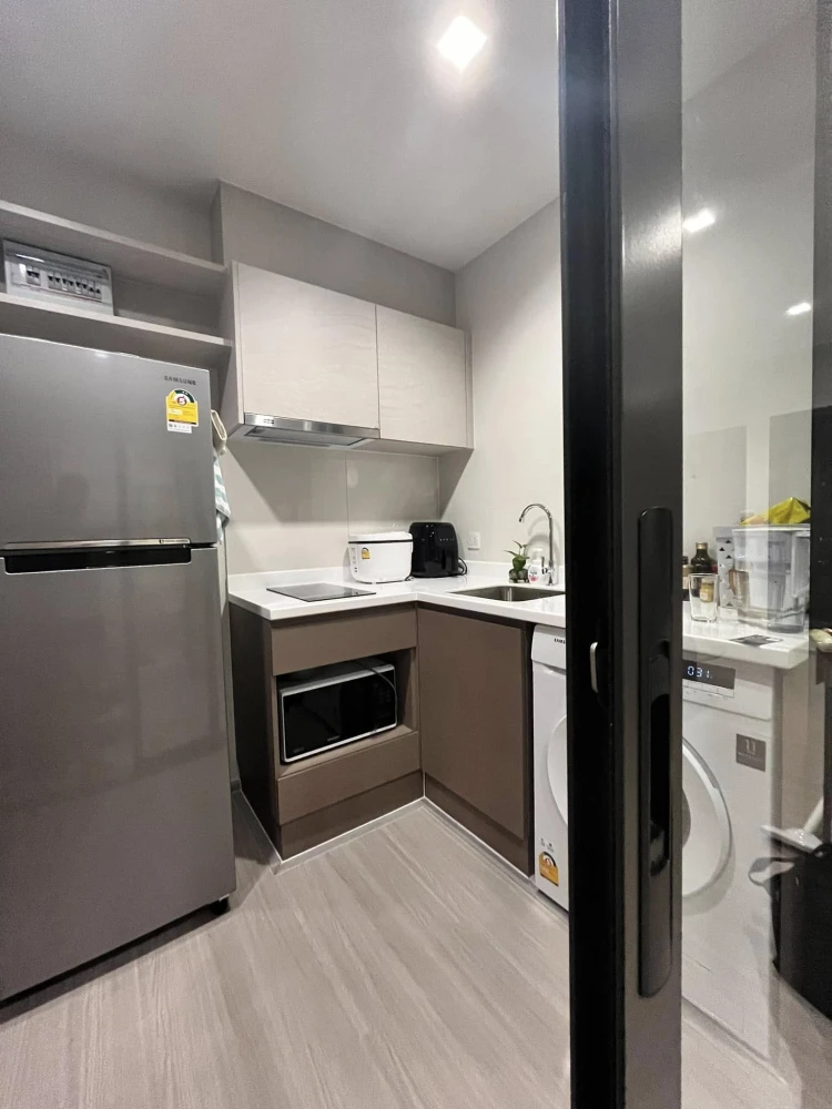 Condo for rent, Life Sathorn - Sierra, decorated in bright tones. Complete with furniture and electrical appliances, don't miss it.