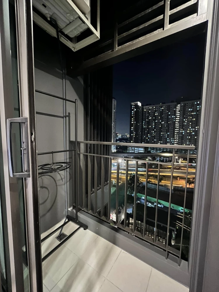 Condo for rent, Life Sathorn - Sierra, decorated in bright tones. Complete with furniture and electrical appliances, don't miss it.