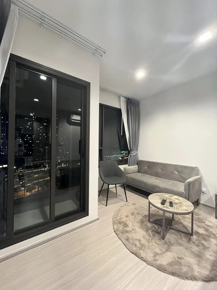 Condo for rent, Life Sathorn - Sierra, decorated in bright tones. Complete with furniture and electrical appliances, don't miss it.