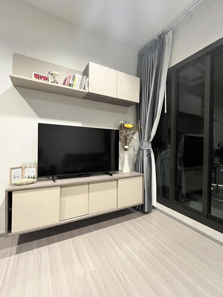 Condo for rent, Life Sathorn - Sierra, decorated in bright tones. Complete with furniture and electrical appliances, don't miss it.