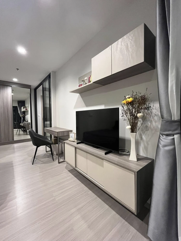 Condo for rent, Life Sathorn - Sierra, decorated in bright tones. Complete with furniture and electrical appliances, don't miss it.