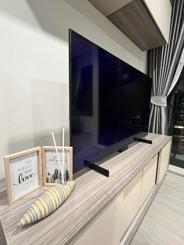 Condo for rent, Life Sathorn - Sierra, decorated in bright tones. Complete with furniture and electrical appliances, don't miss it.