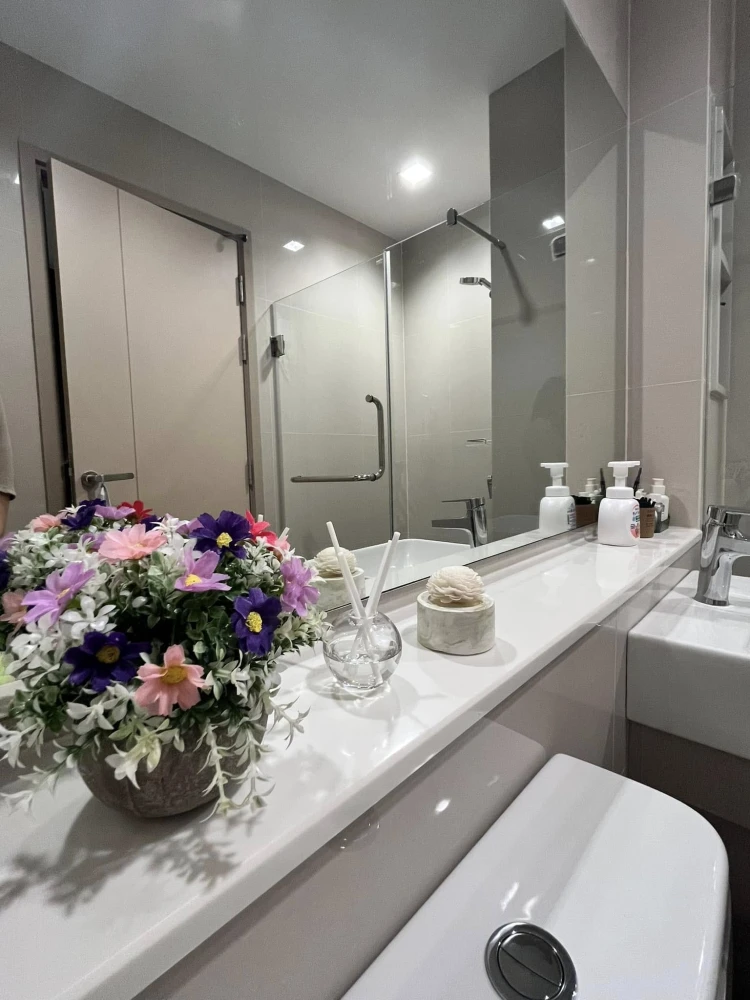Condo for rent, Life Sathorn - Sierra, decorated in bright tones. Complete with furniture and electrical appliances, don't miss it.