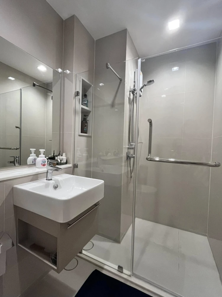 Condo for rent, Life Sathorn - Sierra, decorated in bright tones. Complete with furniture and electrical appliances, don't miss it.