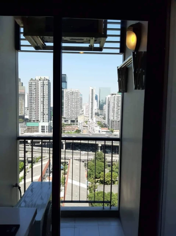 For rent!! Condo Life Asoke, size 30 sq m, fully furnished room You can carry your bag and move in. Hurry up!!