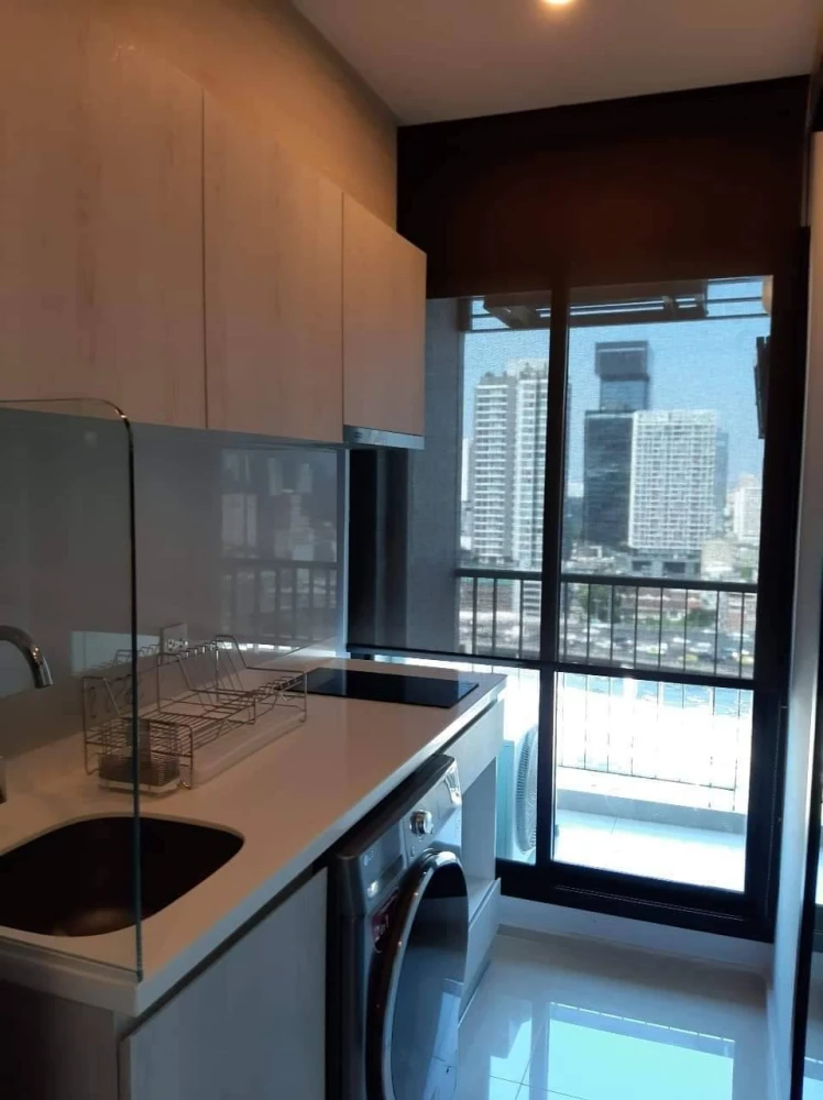 For rent!! Condo Life Asoke, size 30 sq m, fully furnished room You can carry your bag and move in. Hurry up!!