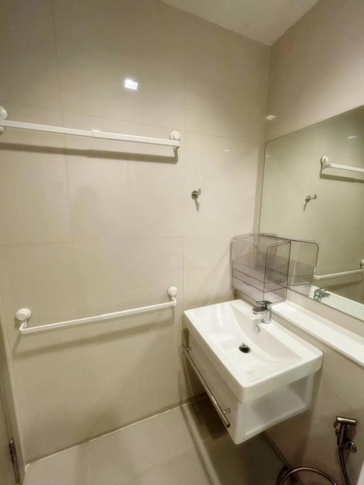 For rent!! Condo Life Asoke-Rama 9 Beautiful condo, good location, convenient transportation, hurry up and book now!!