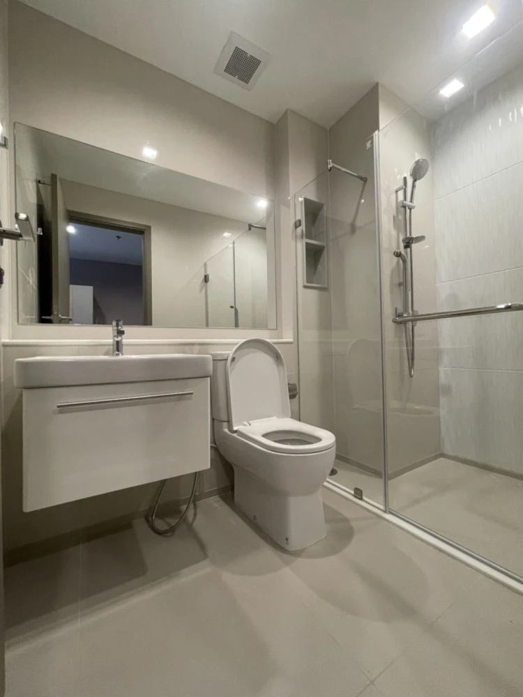 For rent!! Life Asoke Hype Condo, 15th floor, beautiful room, fully furnished, ready to move in. Don't miss out! Reserve now!!