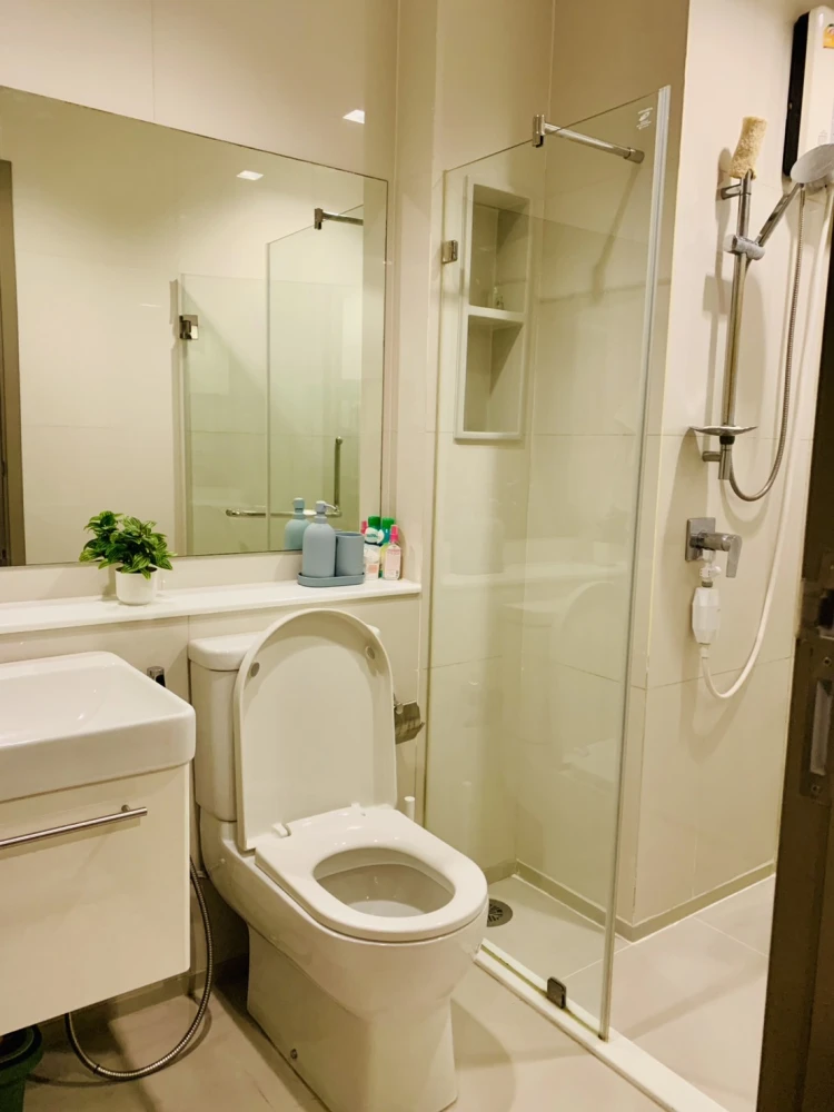 For rent: Life Asoke Hype Condo, 17th floor, beautiful unit, fully furnished, ready to move in. Don't miss it!!