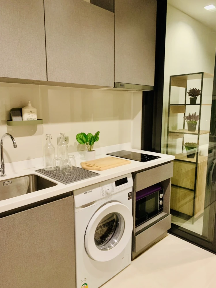 For rent: Life Asoke Hype Condo, 17th floor, beautiful unit, fully furnished, ready to move in. Don't miss it!!