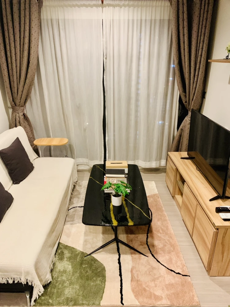For rent: Life Asoke Hype Condo, 17th floor, beautiful unit, fully furnished, ready to move in. Don't miss it!!