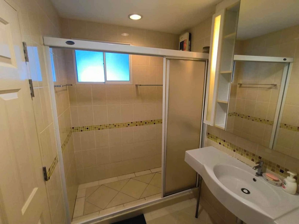 For rent!! Life @ BTS Tha Phra condo, 5th floor, convenient transportation, next to the BTS station, ready to move in, hurry and book now!!