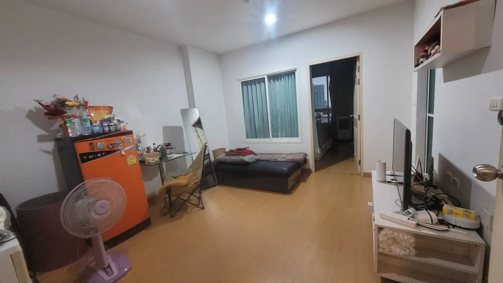 Condo for rent, Life at BTS Tha Phra, pool view, convenient transportation, complete amenities in the room.