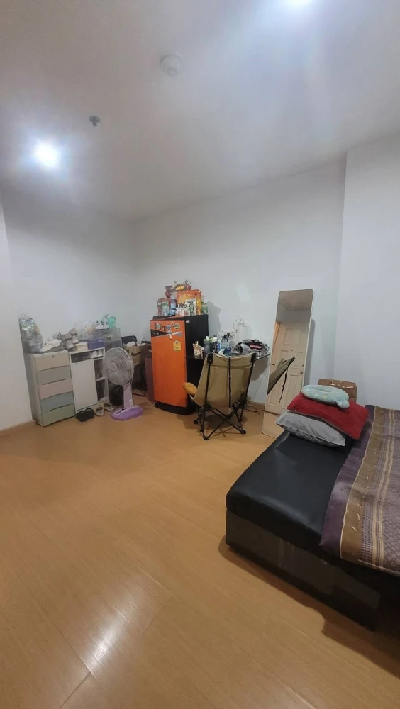 Condo for rent, Life at BTS Tha Phra, pool view, convenient transportation, complete amenities in the room.