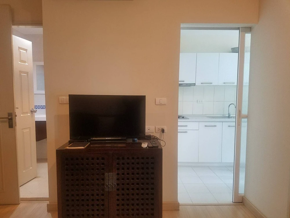 For rent!! Condo Life @ Sathorn 10, room number 48/44, fully furnished, high floor, beautiful view, don't wait, hurry up and book now!!